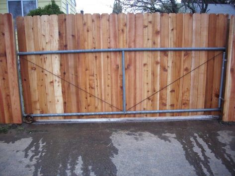 Sliding gate Sliding Fence Gate, Driveway Gate Diy, Wood Gates Driveway, Dog Ear Fence, Yard Gate, Fence Gate Design, Fence Designs, Side Gates, Double Gate