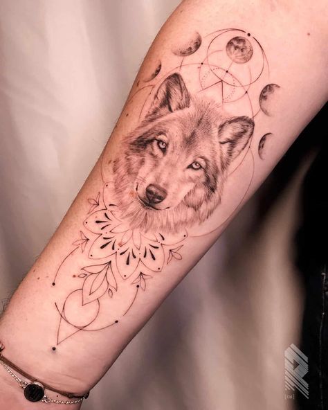 Wolf Tattoo Designs For Women, Wolf Feminine Tattoo, Female Wolf Tattoo For Women, Wolf Tattoo For Women Back, White Wolf Tattoo For Women, Wolf Back Tattoo Women, Mother Wolf Tattoo, Woman Wolf Tattoo, Wolf Woman Tattoo