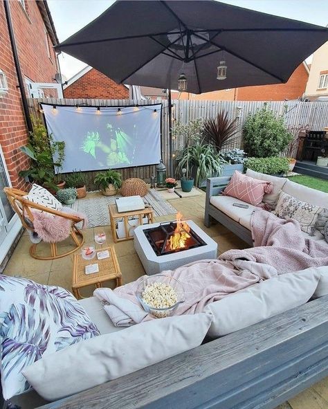 Backyard Movie Nights, Backyard Movie, Cozy Backyard, Backyard Inspiration, Outdoor Patio Decor, Dream Backyard, Backyard Patio Designs, Dream House Decor, Backyard Decor