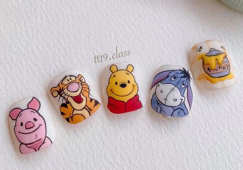 Winnie The Pooh Nail Art Simple, Nail Art Cartoon Characters, Piglet Nail Art, Pooh Bear Nails, Piglet Nails, Nail Designs Winnie The Pooh, Winnie The Pooh Nail Art Step By Step, Winnie The Pooh Gel Nails, Disney Nails Winnie The Pooh