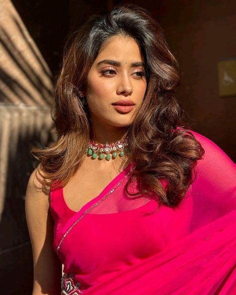 Fashion Garments, Saree Designer, Janhvi Kapoor, Saree Poses, Saree Photoshoot, Indian Woman, Saree Look, Pink Saree, Traditional Indian