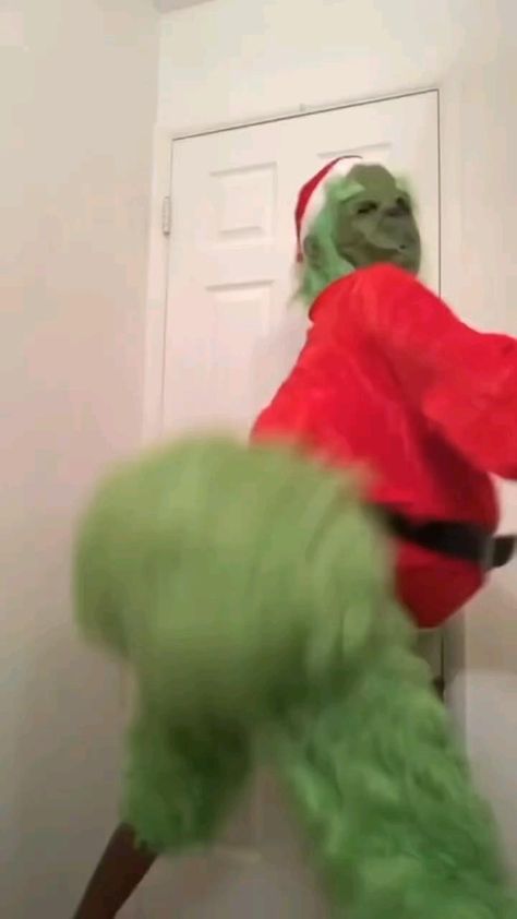 Fancam benim degildir Merry Christmas Funny Videos, Weird And Funny Pictures, Haha Funny Videos, Goofy Ahhhh Pictures, Funniest Things Ever, Grinch Twerking, Random Funny Pictures Hilarious Laughing, Grinch Dancing, Halloween Funny Pictures