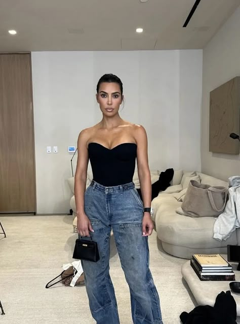 Cargo Night Outfit, Kim Kardashian Jeans Outfit, Kim Kardashian Summer Outfits, Kim Kardashian Jeans, Kim Kardashian Style Casual, Kardashian Style Casual, Kardashian Casual Outfit, Turban Styles, Trendy Outfit Inspo