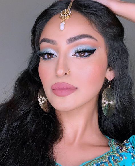 PRINCESS JASMINE REALNESS 👸🏻💙 #princessjasmine #aladdin —- Not gonna lie, i was really really into performing arts growing up & for our… Princess Jasmine Makeup, Jasmine Makeup, Jasmine Halloween Costume, Disney Princess Makeup, Jasmine Hair, Princess Jasmine Costume, Halloween Make-up Looks, Gold Eyeliner, Princess Makeup