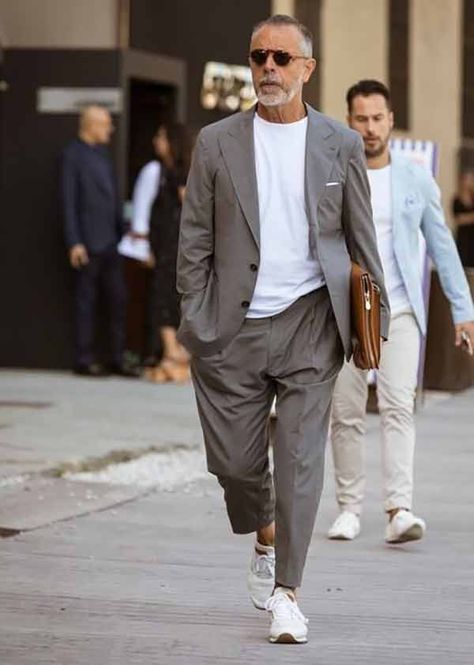 Men's Corporate Wear, Mens Suit With Tshirt, Golf Look Men, Relaxed Suit Men, Suit And Sneakers Men Outfits, Sprezzatura Style, Italian Mens Fashion, Suits And Sneakers, Older Mens Fashion