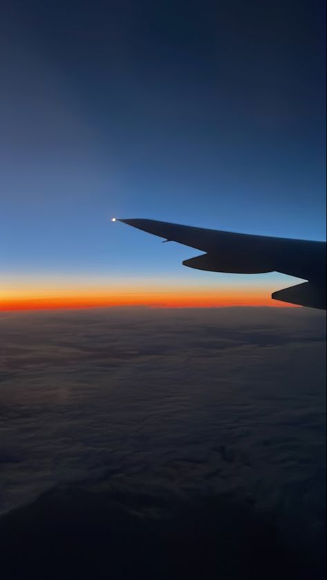 Sunset In Airplane, Tele Aesthetic, Airplane Sunset Aesthetic, Sunset Airplane, Airplane Sunset, Plane Wallpaper, Photo Avion, Delayed Flight, Airplane Photos