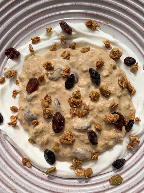 Raisin Overnight Oats with Cinnamon Raisin Overnight Oats, Easy Oatmeal Recipes, Raisin Recipes, Vegan Overnight Oats, Healthy Oatmeal Recipes, Protein Oatmeal, Overnight Oats Recipe Healthy, Vegan Oatmeal, Easy Oatmeal