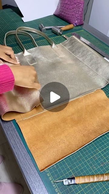 Stitching Leather Diy, Diy Leather Tote, Rustic Leather Bag, Leather Bag Tutorial, Diy En Cuir, Leather Goodies, Handmade Leather Purse, Handbags Handmade, Handmade Leather Bags