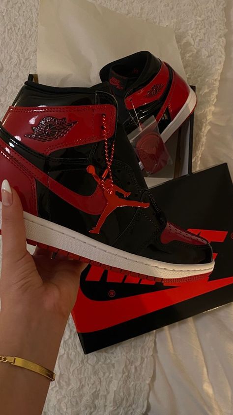 Jordan 1 Og Patent Bred, Cute Jordans, Nike Shoes Air Force, Shiny Shoes, Cute Nike Outfits, Jordan Shoes Girls, Jordan Shoes Retro, Pretty Shoes Sneakers, Kicks Shoes