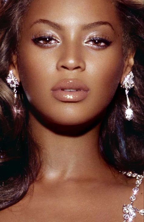 Beyonce Eyes, Beyonce Drawing, Beyonce Dangerously In Love, Beyonce Crazy In Love, Beyonce Makeup, Glossy Lips Makeup, Queen Bee Beyonce, Y2k Makeup, 90s Makeup