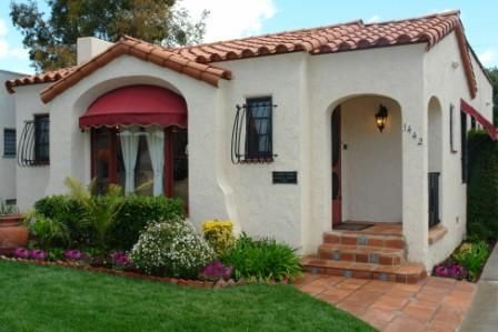 a california classic, the spanish bungalow Weird Umbrella, Arched Awning, Colonial Bungalow, Classic Bungalow, Spanish Cottage, Spanish Exterior, Stucco Siding, Spanish Revival Home, Porch Landscaping