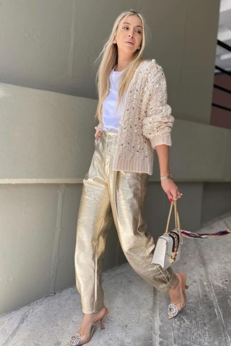 Gold Metallic Pants Outfit, Gold Jeans Outfit, Gold Pants Outfit, Metallic Pants Outfit, Casual New Years Eve Outfits, Trending Bags, Metallic Trousers, Perfect Pictures, Classy Business Outfits