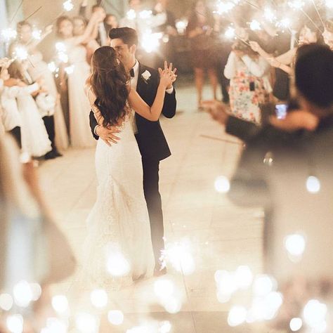 Wedding Dream on Instagram: “Looks like we just can't get enough for a romantic wedding picture! Swooning over this remarkable first dance shot by @kelseaholderphoto that is filled with an amorous and heartwarming mood in all over the frame. Besides, the additional gleaming light from the sparklers really gives the right amount of an intinate and majestic feek to the portrait. Don't you think it is just too beautiful? Show some love and tag someone who would be inspired by this too!” Sparkler Photography, Wedding Dance Songs, Wedding First Dance, Romantic Wedding Photography, Lindy Hop, Swing Dancing, Wedding Sparklers, Wedding Songs, Wedding Dance