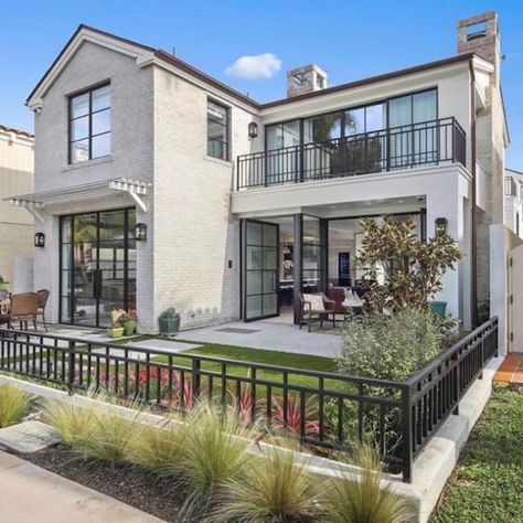 Beach Exterior, Farmhouse Paint Colors, California Modern, Farmhouse Paint, House Beach, Modern Farmhouse Exterior, Casa Exterior, Black Windows, Beach House Interior