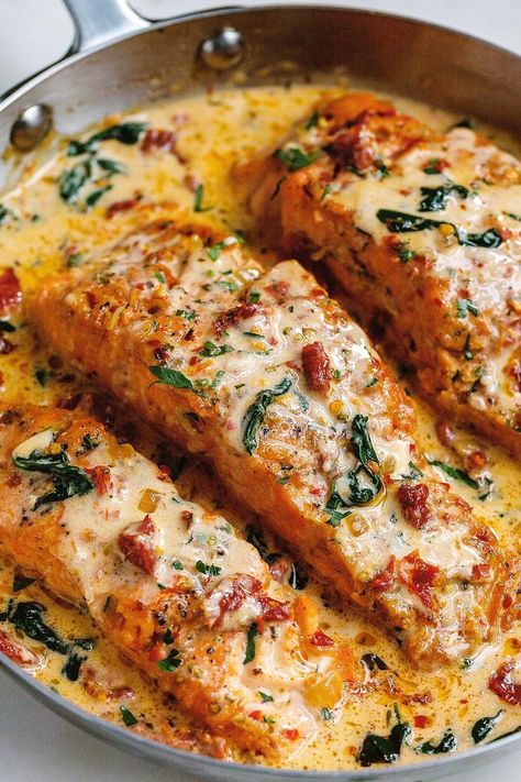 Creamy Garlic Tuscan Salmon With Spinach and Sun-Dried Tomatoes - #salmon #recipe #eatwell101 - Smothered in a luscious garlic butter spinach and sun-dried tomato cream sauce, this Tuscan salmon recipe is so easy, quick, and simple. - #recipe by #eatwell101 Creamy Garlic Tuscan Salmon, Salmon With Spinach, Tuscan Salmon Recipe, Tuscan Salmon, Garlic Salmon, Best Seafood Recipes, Resep Diet, Baked Salmon Recipes, Pescatarian Recipes