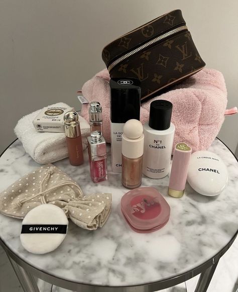 #diorbackstage #diorbeautylovers #diorbeauty #pinkaesthetic #makeupfavorites #skincareflatlay #sydneysweeney #coquette #dollette #softgirl #lanadelrey #feminine #makeuptherapy #rarebeauty #skincareillustration #viralbeauty #beautyhaul #blusher #blushes #aesthetician #estheticiancharts #luxuryskincare #luxurymakeup #estheticianlife #skincarechart #sephoraskincare #sephorahaul #diorbeautylovers Guru Aesthetic, Bag Essentials Everyday, Good Makeup Products, Givenchy Cosmetics, Dior Eyeshadow Palette, Soft Girl Makeup, Makeup Collection Goals, Expensive Makeup, Makeup Package