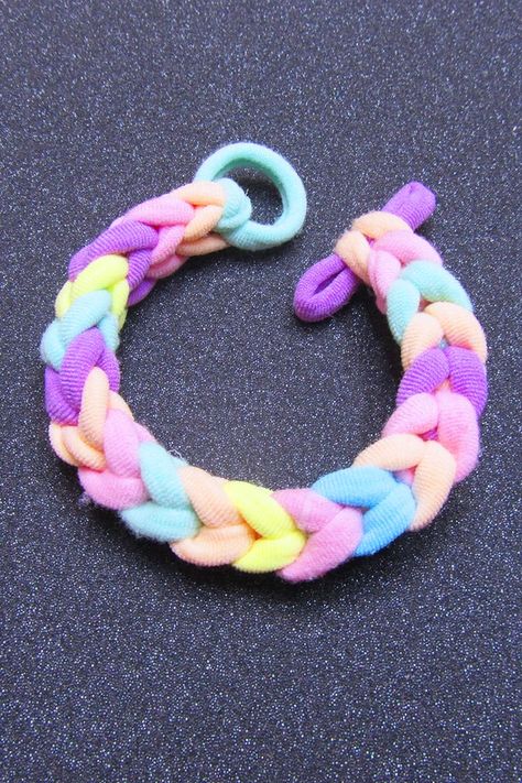 Crafts With Hair Ties, Hair Tie Bracelet Diy, How To Make Easy Bracelets, Rainbow Loom Bracelets Tutorials, How To Tie A Bracelet, How To Make A Bracelet, How To Make Bracelets, Crochet Hair Bands, Diy Hair Ties