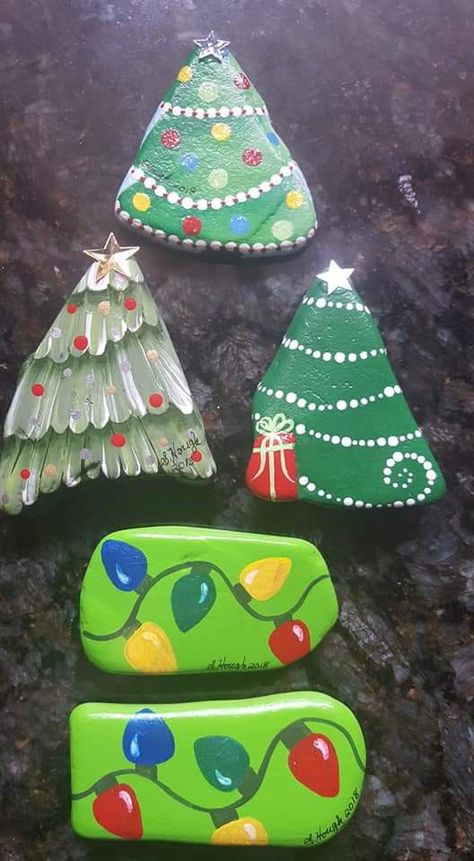 Christmas Trees and Light Strings.  Painted stones. Diy Christmas Painted Rocks, Christmas Painted Stones Ideas, Painting Rocks Christmas, Holiday Painted Rocks Ideas, Painting Rocks Ideas Easy Christmas, Christmas Painted Stones, Painting Christmas Rocks, Stone Art Christmas, Christmas Rocks Painting Ideas