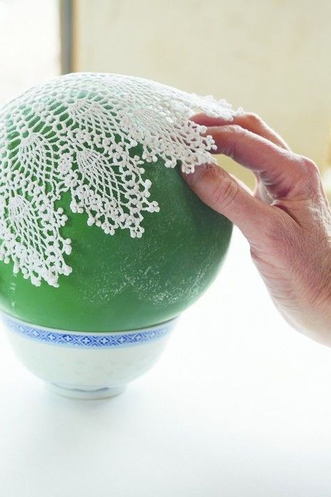 How to make a lace bowl. Doily Snowflake Bowl - Step 4 Snowflakes Made From Paper Doilies, Lace Christmas Decorations, Doily Snowman, Doilies Crafts Repurposed, Dollies Crafts, Doily Christmas Tree, Vintage Lace Crafts, Doily Ideas, Lace Diy Projects