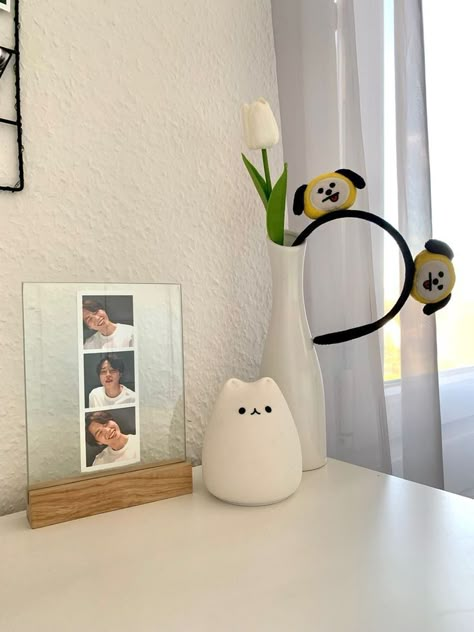 Kpop Bedside Table, Minimal Kpop Room, Kpop Home Decor, Korean Room Aesthetic Kpop, Jimin Room Decor, Bts Room Decor Aesthetic, Chimmy Aesthetic, Bts Room Aesthetic, Bt21 Room