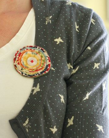 Today was make-a-broach day.  I can’t say I did anything else productive today, besides eat a massive chocolate donut.   This little broach was made from some Wee Play scraps.  And t… Cluck Cluck Sew, Scrap Fabric Projects, Fabric Brooch, Brooch Diy, Leftover Fabric, Textile Jewelry, Fabric Flower, Fabric Projects, Fabric Jewelry