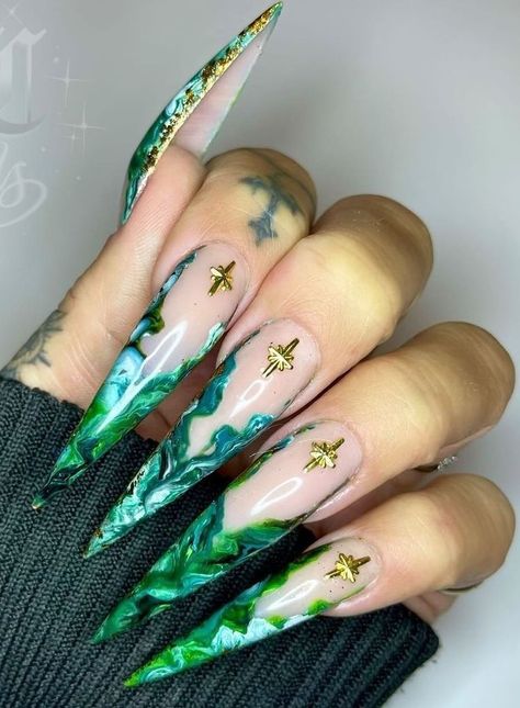 Green Nails Inspiration, Gold Gel Polish, Twilight Dr, Acrylic Nails Stiletto, Encapsulated Nails, Stiletto Nail Art, Stiletto Nails Designs, Glow Nails, Glamorous Nails