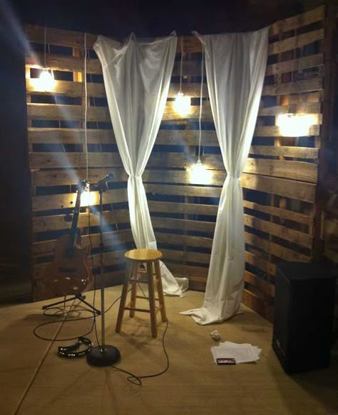 pallet backdrop perfect for this magical dinner Youth Group Rooms, Ruangan Studio, Pallet Backdrop, Bar Deco, Youth Rooms, Decoration Restaurant, Youth Room, Church Stage Design, Church Stage