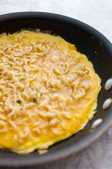 Ramen Spicy, Ramen Recipes Easy, Easy Ramen, Top Ramen, Noodle Recipes Easy, Ramen Noodle Recipes, Omelette Recipe, One Skillet, Ramen Recipes