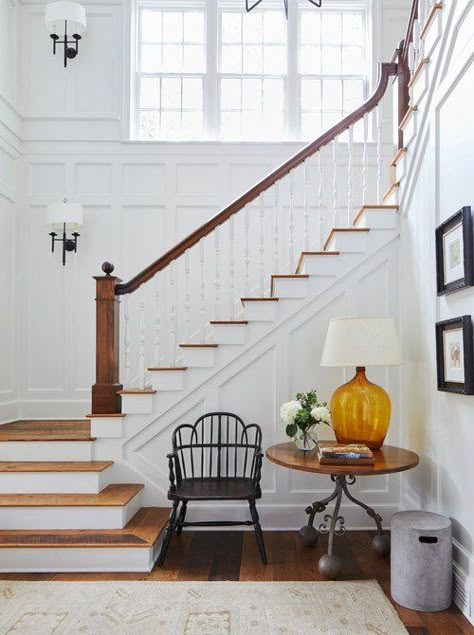 Traditional Staircase in Southern Georgia Home Living Room Traditional Southern, Modern Farmhouse Staircase, Interior Paint Color Ideas, Southern Home Decor, Southern Farmhouse, Interior Paint Color, Traditional Staircase, Diy Staircase, House Staircase