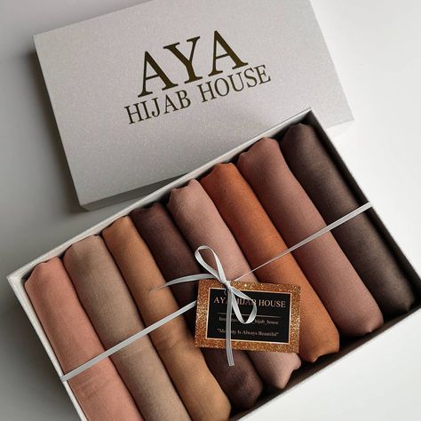 AYA HIJAB HOUSE on Instagram: “|AYA HIJAB HOUSE| The pretty nude collection A must have in any hijabis wardrobe . . . . . . #ayahijabhouse #hijab #hijabi #modesty…” Hijab Box Ideas, Hijabi Gift Ideas, Hijab Packaging Ideas, Kotak Tudung, Hijabi Photoshoot, Hampers Hijab, Hijab Brand, Hijab Design