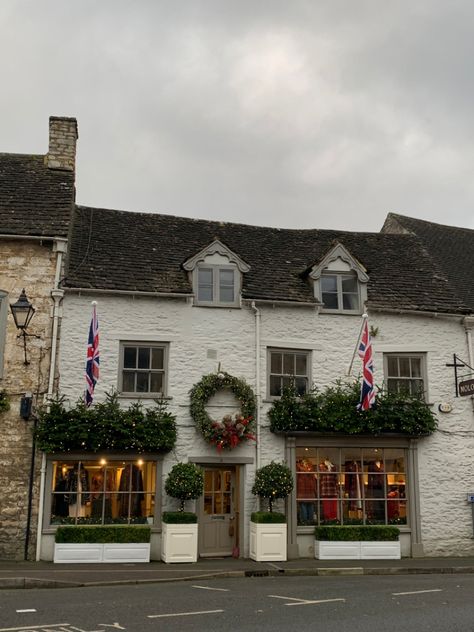 Cotswolds At Christmas, British Country Christmas, English Cottage Winter, Christmas In The Countryside, English House Aesthetic, English Countryside Winter, England Winter Aesthetic, English Countryside Christmas, English Christmas Aesthetic