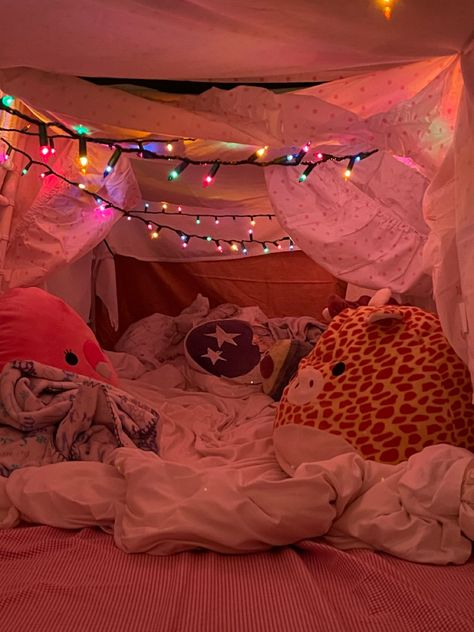 Blanket Fort Sleepover, Fort Ideas Bunk Beds, Fort Blanket Ideas, Floor Fort Ideas, Pillow Fort For Adults, Fort Aesthetic Friends, Giant Pillow Fort, Blanket Nest Fort, Pillow Forts Aesthetic