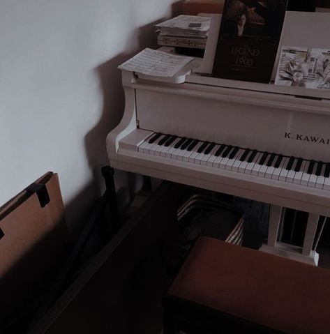 Piano Aesthetic, White Piano, Istoria Artei, Music Aesthetic, Vision Board 2023, Beige Aesthetic, 2023 Vision Board, Old Money Aesthetic, Light Academia