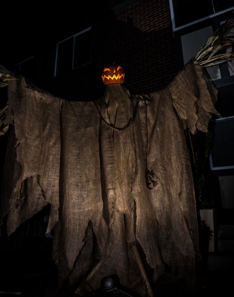 How to make the ultimate pumpkin scarecrow with affordable burlap fabric Giant Scarecrow Diy, Diy Giant Pumpkin Man, Diy Halloween Scarecrow Decoration, Pumpkin Scarecrow Diy, How To Make A Scarecrow, Halloween Scarecrow Ideas, Diy Halloween Scarecrow, Halloween Scarecrows, Sleepy Hollow Halloween