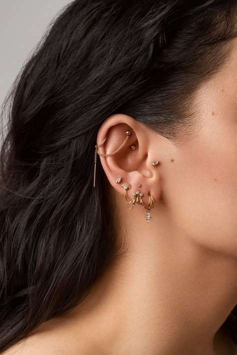 ear curation with solid gold jewellery. Gold coloured pieces, chains and charsm with white stones. Ear Piercing Curation, Ear Piercing Aesthetic, Piercing Curation, Stacked Lobe, Piercing Aesthetic, Jewelry Mood Board, Unique Ear Piercings, Helix Ear, Cute Ear Piercings