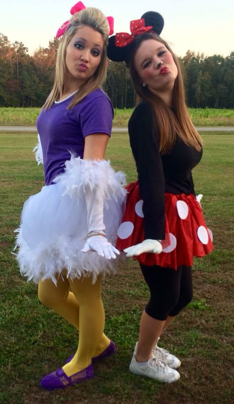 Minnie Mouse and Daisy Duck Halloween costumes! Daisy Duck Halloween Costume, Duck Halloween Costume, Sister Halloween Costumes, Halloween Costumes To Make, Friend Costumes, Best Friend Halloween Costumes, Bff Halloween Costumes, Duo Halloween Costumes, Diy Kostüm