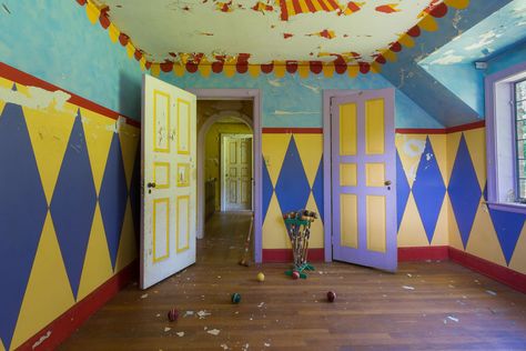 Funky Trinkets, Circus Room, Clowncore Aesthetic, Clown Stuff, Circus Aesthetic, Ceiling Trim, Abandoned Mansion, Room Stuff, New York Photos