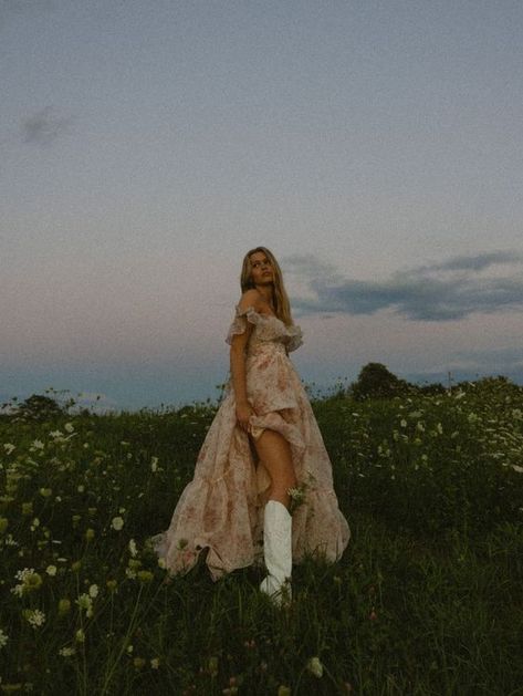 Running In A Field, Flower Field Photoshoot, Fashion Design Projects, Selkie Dress, Cowgirl Photoshoot, Senior Year Pictures, Foto Cowgirl, Senior Photoshoot Poses, Running Girl