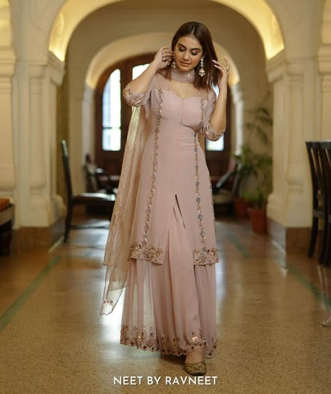 Churidhar Models Latest, Bridal Suits, Latest Dress Design, Salwar Kamiz, Casual Indian Fashion, Fancy Tops, Trendy Dress Outfits, Kurta Designs Women, Embroidery Suits Design