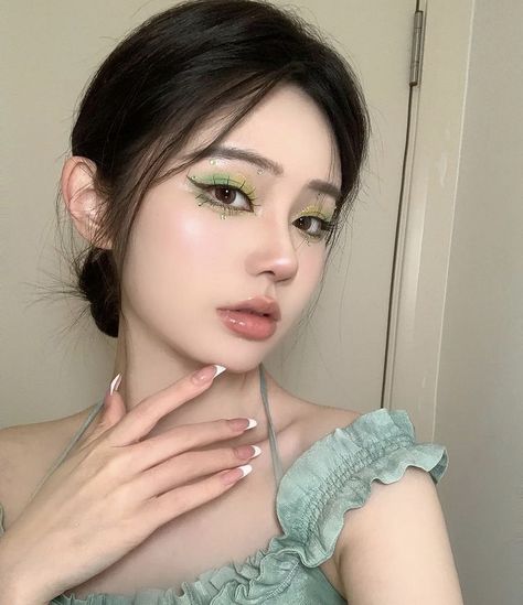 Oolong Milk Tea, Green Dress Makeup, Asian Makeup Style, Pony Makeup, Korean Eye, Soft Eye Makeup, Crystal Mirror, Soft Makeup Looks, Hematoid Quartz