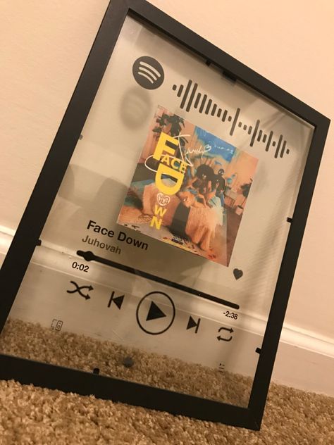 Spotify Present, Spotify Playlist Glass Art, Diy Spotify Glass Art, Spotify Music Picture Frame Diy, Spotify Glass Art, Birthday Diy Gifts, Spotify Clear Frame, Spotify Glass Frame Best Friend, Cute Gifts For Your Boyfriend