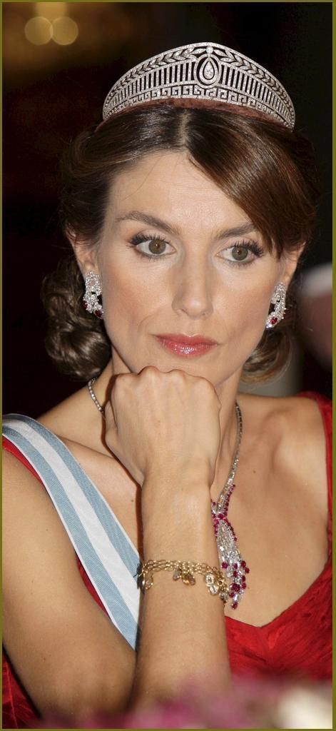 La reina Letizia luciendo la Tiara Prusiana de diamantes, acompañada por un aderezo de collar y pendientes hechos con brillantes y rubíes. Royal Crown Jewels, Spanish Royalty, Princess Letizia, Royal Crowns, Estilo Real, Royal Tiaras, Spanish Royal Family, Diamond Tiara, European Royalty