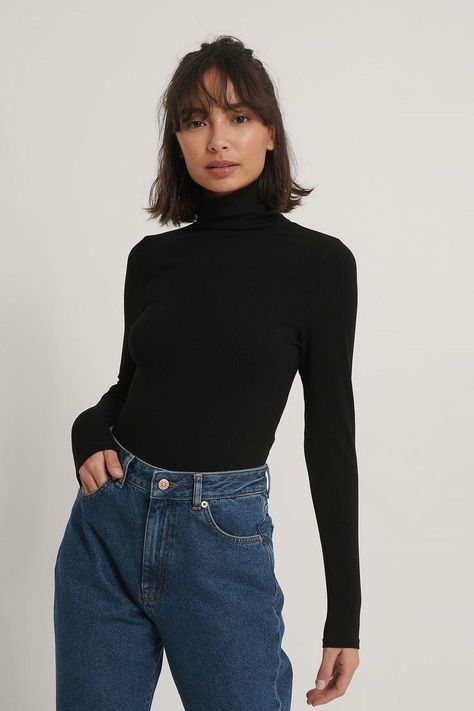 Tight Turtleneck Outfit, Turtle Neck And Jeans, Museum Outfits, Turtle Neck Outfit, Black Turtleneck Outfit, Black Polo Neck, Yearbook Photoshoot, Cold Weather Fits, Black Turtle Neck