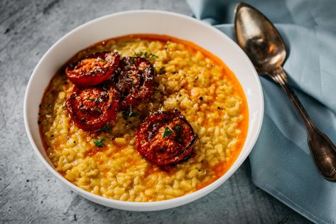 Saffron risotto with roast tomatoes Prawn Risotto, Roast Tomatoes, Vegetarian Risotto, Saffron Risotto, Pine Nuts Salad, Risotto Milanese, Spicy Chilli, Zucchini Cheese, Tomato Risotto