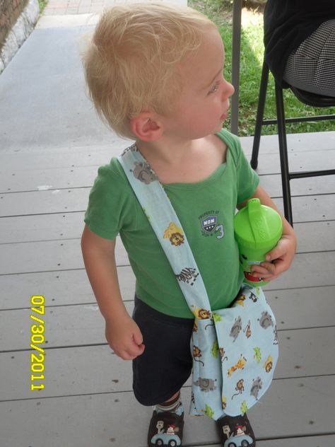 Toddler messenger bag - skipped the pocket and made longer strap for Valentine messenger bag for toddlers and preschoolers - fast and easy. Messenger Bag Patterns, Toddler Purse, Sewing Courses, Toddler Bag, Diy Toddler, Kids' Bag, Toddlers And Preschoolers, Small Book, The Messenger