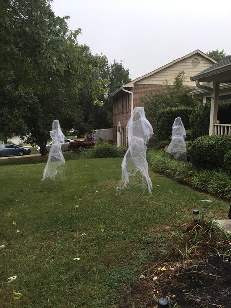 Haloween Decoracion Garden, Ghost Lawn Decoration, Funny Halloween Yard Decorations, Halloween Yard Inspiration, Scary Halloween Decorations Outdoor Diy Front Yards, Halloween Stage Decorations, Chickenwire Ghosts, Chicken Wire Yard Ghosts, Graveyard Decorations