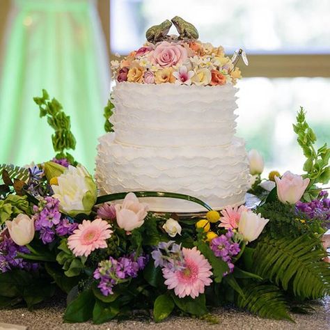 Frog Wedding Cake, Bayou Wedding, Frog Wedding, Tiana Wedding, Wedding Color Schemes Spring, Prince Cake, Disney Princess Wedding, Special Event Cakes, Disney Wedding Cake