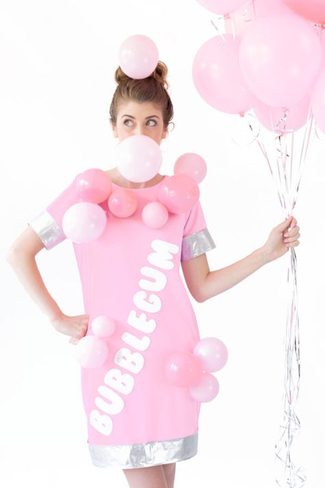 DIY Bubblegum Costume | studiodiy.com Last Minute Diy Costumes, Food Halloween Costumes, Diy Fantasia, Diy Couples Costumes, Food Halloween, Themed Halloween Costumes, Candy Costumes, Food Costumes, Diy Kostüm