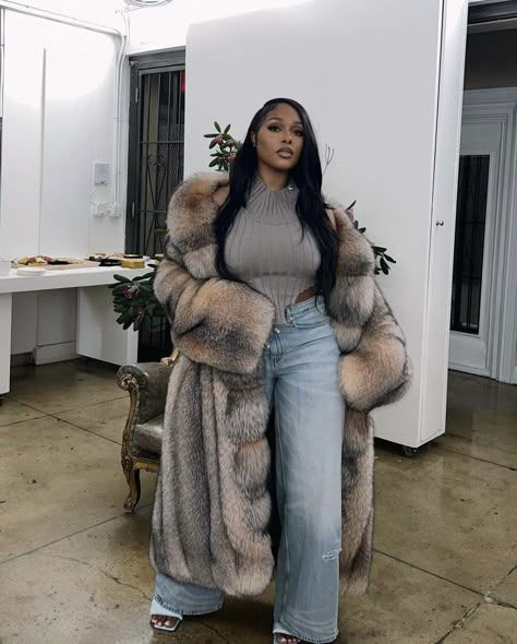 Long Bubble Coat Outfit, Bubble Coat Outfits Black Women, Floor Length Fur Coat, Maxi Fur Coat Outfit, White Fluffy Boots Outfit, Fur Coat Black Woman, Long Fur Coat Outfit Street Style, Long Fur Coat Outfit Classy, Fur Trench Coat Outfit