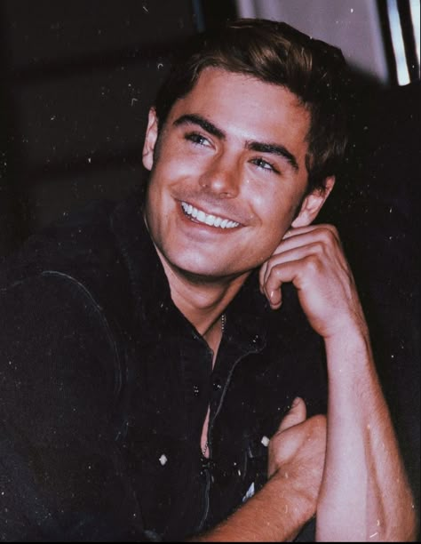 i honestly, with all my heart,admire this man so much. he is so sweet, friendly, genuine, loving, caring, smart, honest. i am very lucky to know him 💜✨💜 zac efron 💙 Handsome Famous Men, Zac Efron Wallpaper Aesthetic, Zac Efron Aesthetic, Zac Efron Hsm, Zac Efron 17 Again, Zac Efron Wallpaper, Zac Efron High School, Gabriela Montez, Zac Efron Pictures